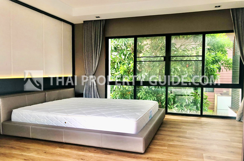 House with Shared Pool in Ramkhamhaeng 